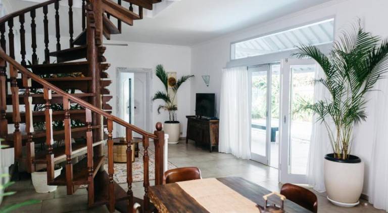 Villa with pool — photo 4