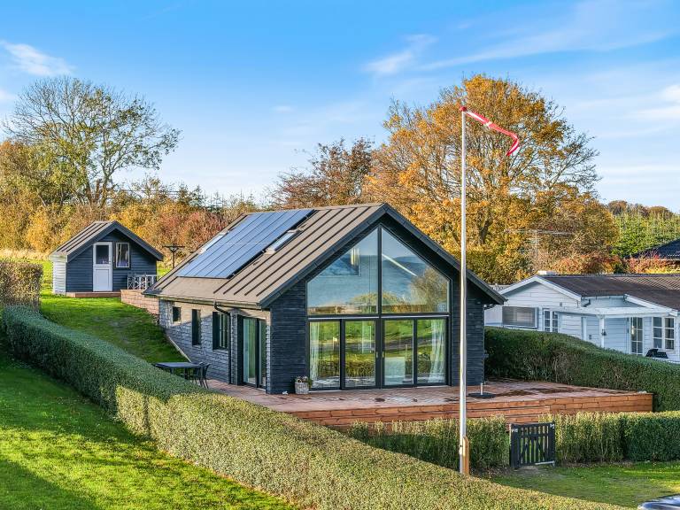 House with patio, yard & barbeque | Sea view — photo 2