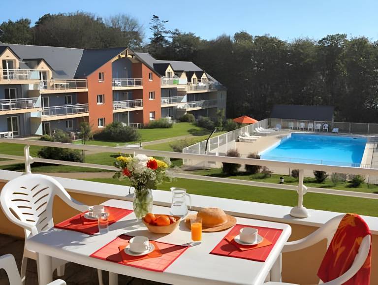Serviced apartment with yard & pool in Morlaix