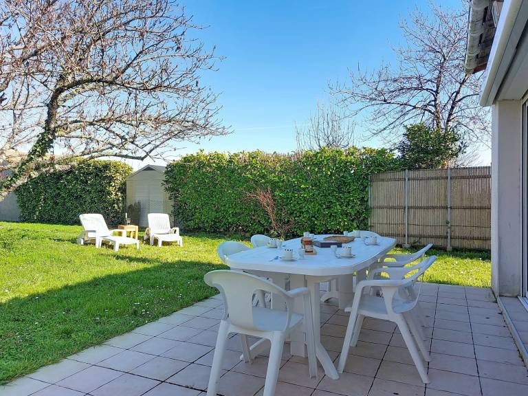 Vacation home with grill, yard & patio — photo 2