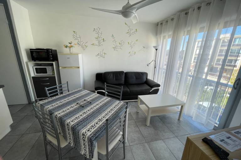 Apartment with yard — photo 2