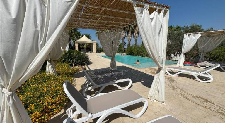 Vacation home with pool — photo 2
