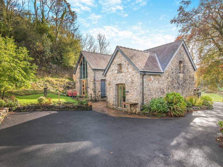 Cottage with pool, garden & grill in Carmarthen