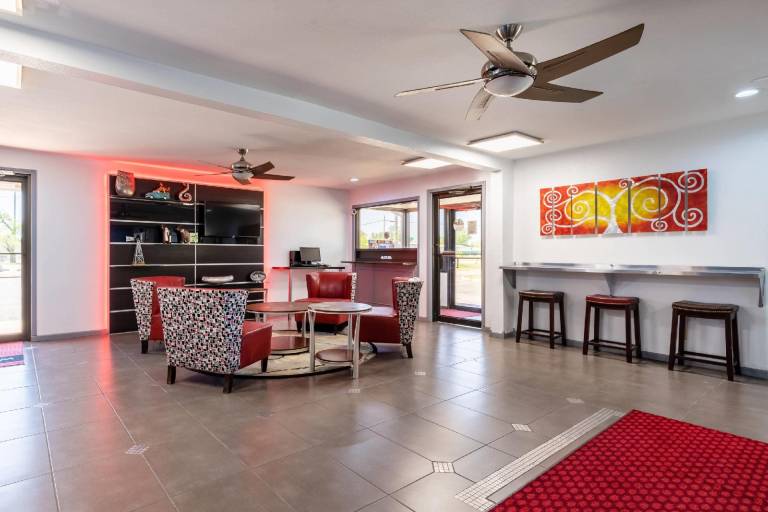 Econo Lodge Inn & Suites Enid South — photo 3