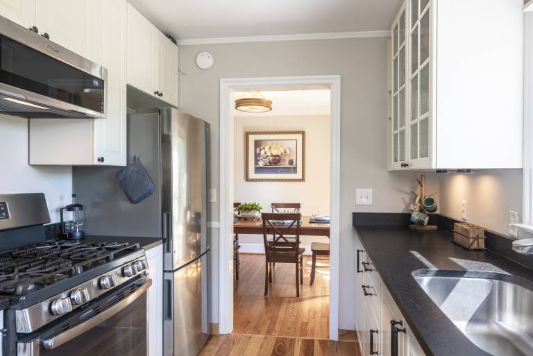 Cozy Ridge Pet Friendly, Views & 5-Minutes to Town! — photo 5
