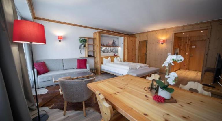 Beautiful holiday apartment with patio, pool & hot tub | Perfect for remote work | Pet-friendly — photo 2
