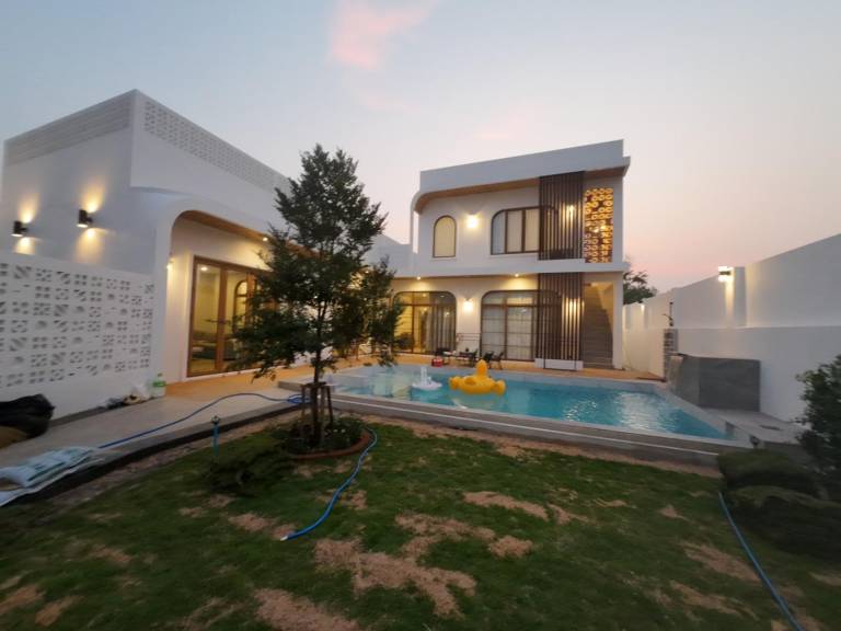 Villa with barbecue, pool & garden in Phetchaburi