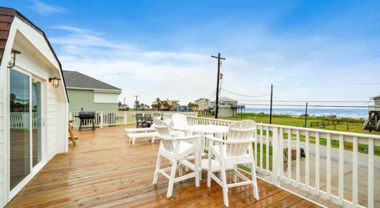 Unique home with massive deck and close to beach — photo 5