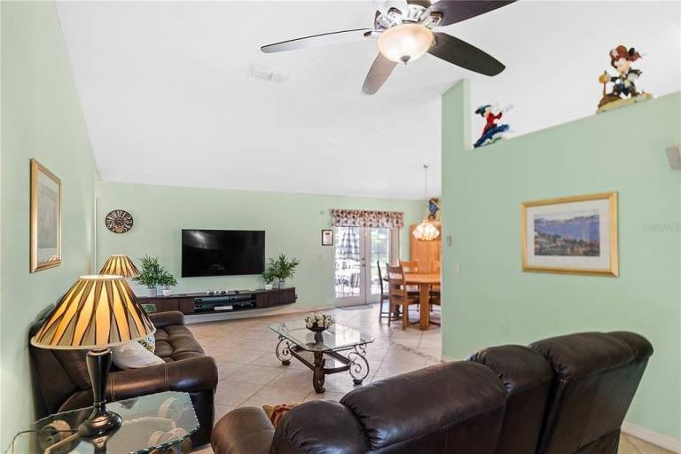 Vacation home with private pool, barbecue & yard — photo 4