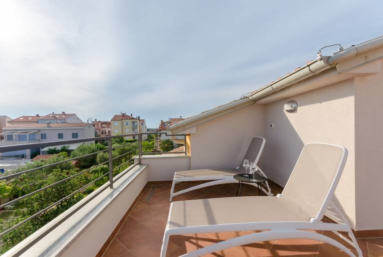 Holiday apartment with patio | Garden view — photo 2