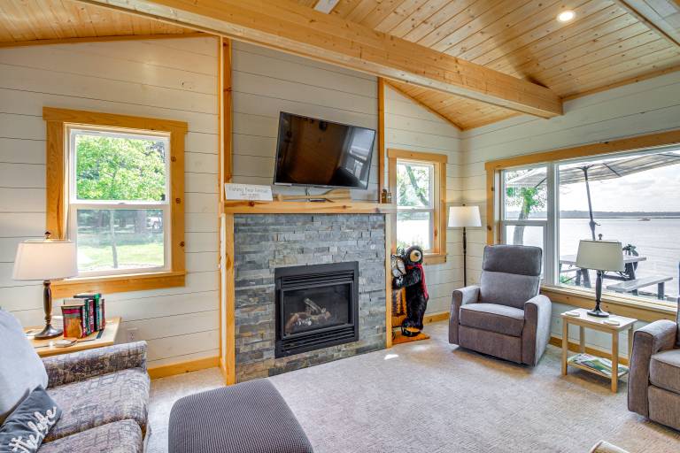 Lake Hubert Cabin w/ Private Deck + Boat Dock — photo 2