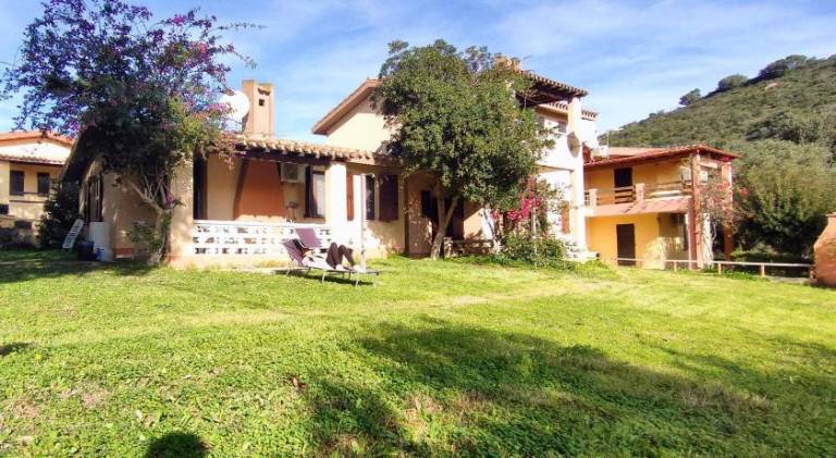 Holiday apartment with patio, yard & BBQ in Muravera