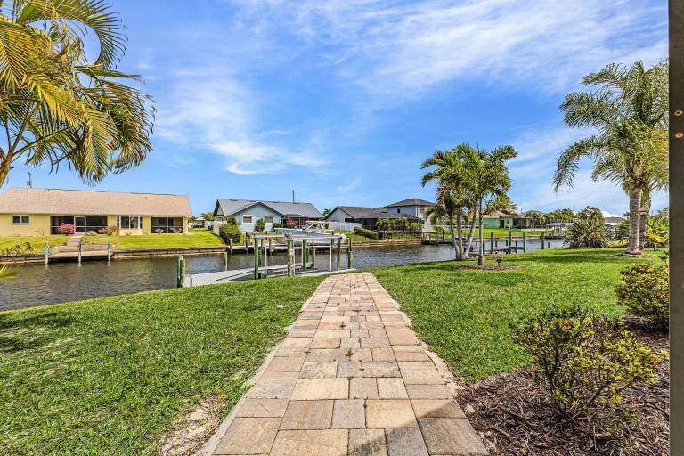Children-friendly nice house with hot tub, private pool & grill | Water view | Pet-friendly — photo 3