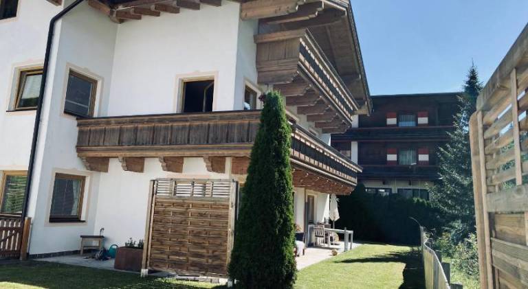 Apartment with terrace, BBQ & garden in Gerlos