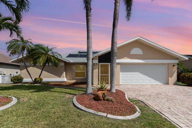 Family-oriented spacious vacation home with private pool & BBQ | Water view | Pets allowed — photo 2