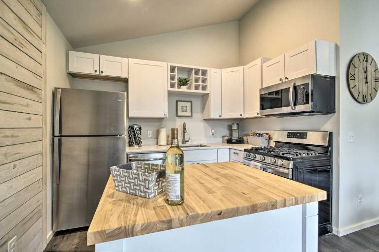 Cozy Cottage on the Coast Near Downtown Westport! — photo 2