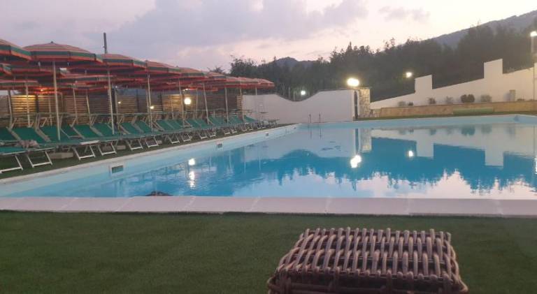 Serviced apartment with terrace, barbeque & private pool | Pet-friendly — photo 3
