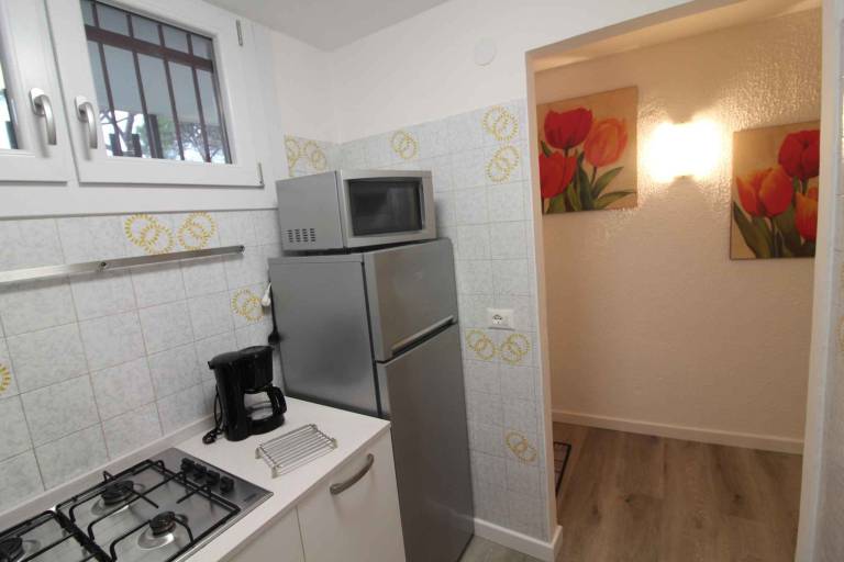Charming holiday apartment with patio, garden & pool | Beach nearby | Pets allowed — photo 3