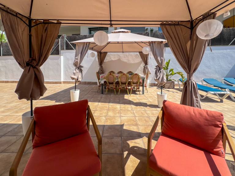 Family-oriented villa with BBQ, patio & yard | City view | Beach nearby | Dogs allowed — photo 5