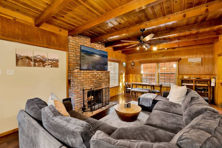 Child-friendly cabin with barbecue | Lake view | Pets allowed in San Bernardino, CA