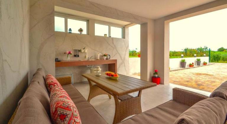 Apartment with pool — photo 2