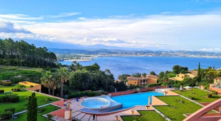 Vue mer et sur la baie de Cannes piscine 450m2 randonnee VTT au pied de l Esterel in Theoule-sur-Mer