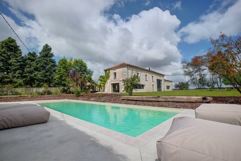 Country House 'Le Domaine De La Férédie' with Private Pool, Wi-Fi, and Air Conditioning in Périgueux