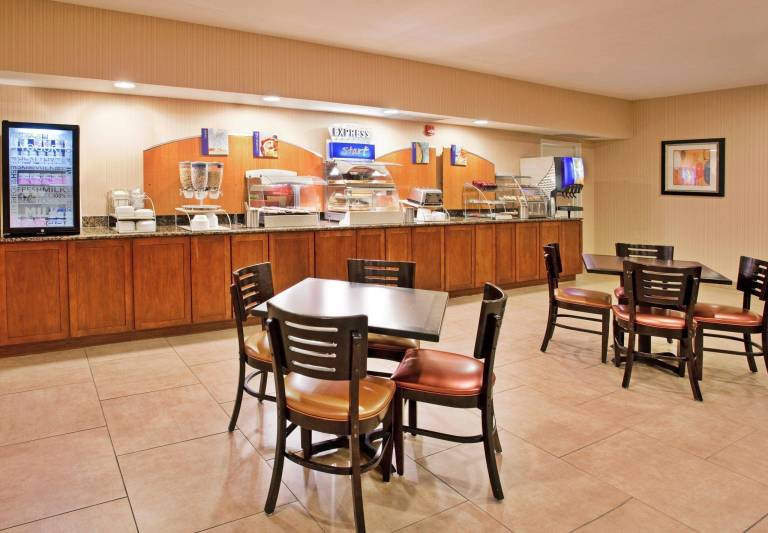 Holiday Inn Express Hotel and Suites Lincoln Airport By IHG — photo 4