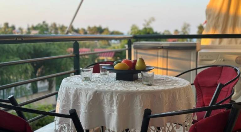 Rental apartment with garden & terrace in Kassandra