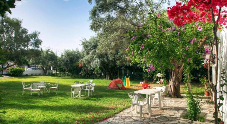 Rental apartment with patio & garden in Lefkada