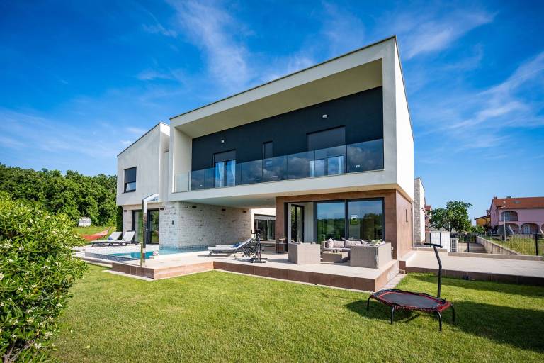 Fully equipped villa with terrace, fast internet & yard | Sea view | Pets allowed — photo 2
