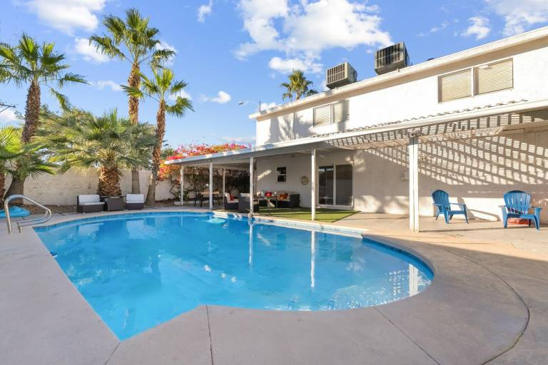 Vacation home with pool & yard in Vega, CA