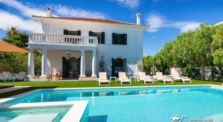 Villa De Los Leones in heart of Sitges by Beach and Town with A/C and Games in Sitges
