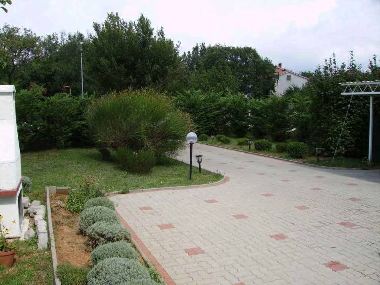 Holiday apartment with barbecue, garden & patio — photo 3