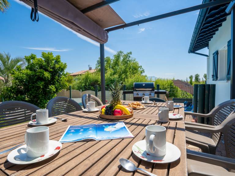 Fully equipped spacious vacation home with private pool, garden & patio | Mountain view | Dogs allowed — photo 2