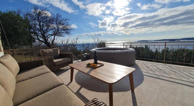 Villa with jacuzzi, patio & BBQ | Perfect for remote work | Pets allowed — photo 3
