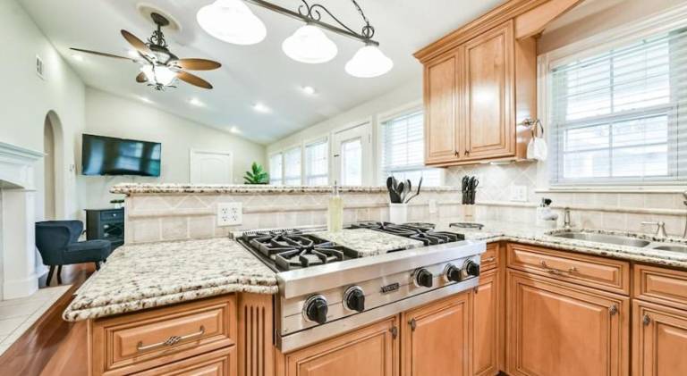 Fully equipped vacation home with yard | Suitable for remote work | Pets allowed in Houston, TX
