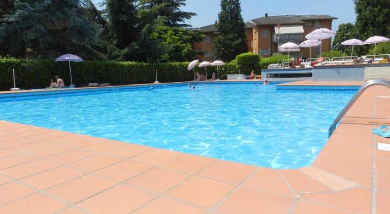 Apartment with pool — photo 3