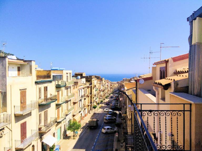 Serviced apartment with terrace | Close to the beach | Good for workation | Pet-friendly — photo 3