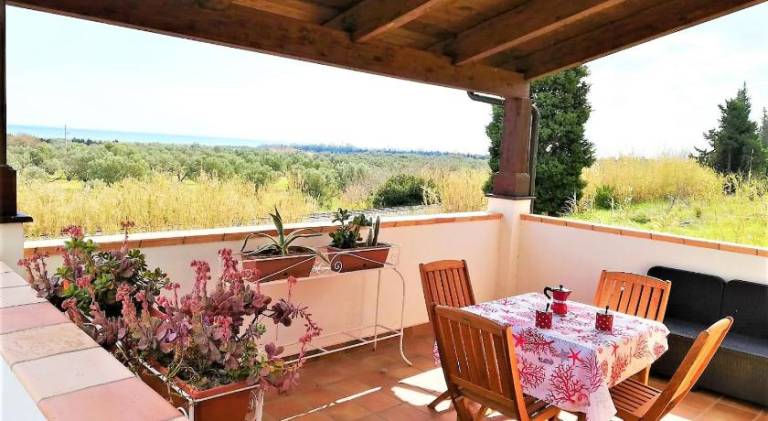 Charming serviced apartment with yard & patio | Pets allowed in Catanzaro