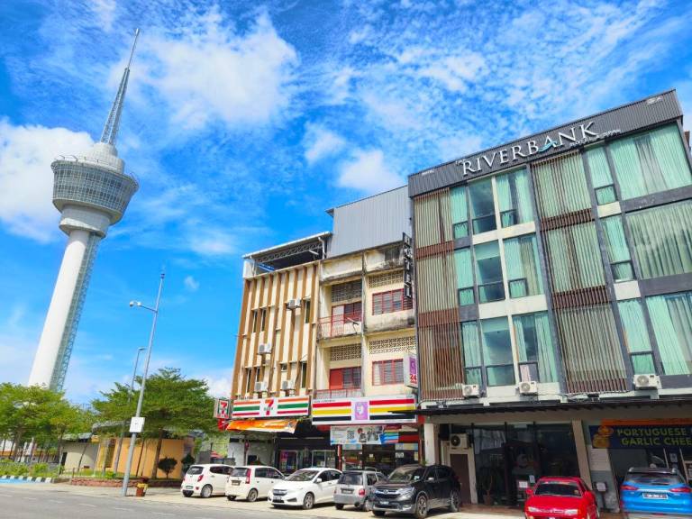 Riverbank Hotel by MRVJ BUSINESS