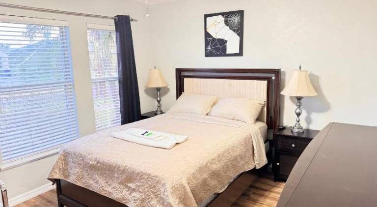 Near Disney cozy quiet place 2 privet rooms queen bed up to 4 people in Winter Garden, FL