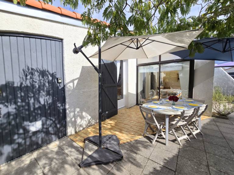 Charming house 7 sleeps 300m from beach, parking and pets allowed in Saint-Jean-de-Monts