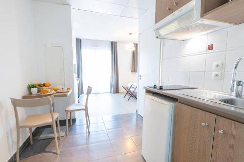 Serviced apartment with yard, patio & pool | Good for workation — photo 3