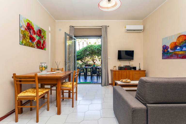 Apartment 'Musa Giardini Naxos' with Terrace, Garden and Air Conditioning — photo 4