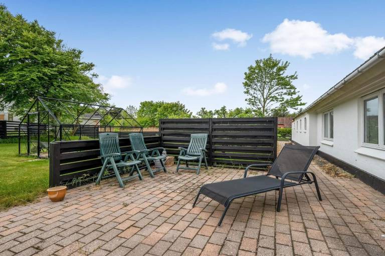 Vacation home with yard — photo 2