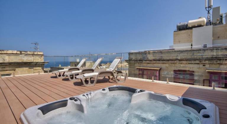 Valletta Luxe 3-Bedroom Duplex Penthouse with Sea View Terrace and Jacuzzi — photo 4