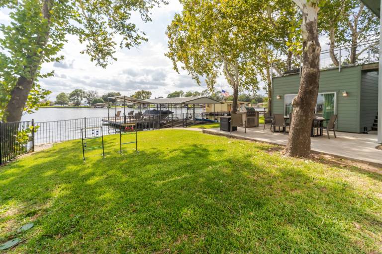 Waterfront Home Fenced Yard Wet Slip Pet Friendly — photo 3