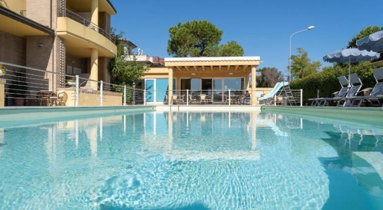 Serviced apartment with pool, barbeque & yard — photo 2