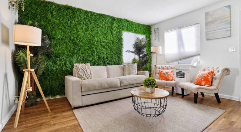 The Green Haven 1 Minute Walk to the Beach and Restaurants King Beds Beach Amenities